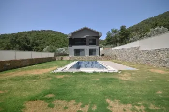 Uzumlu'da Satılık Huzurlu Triplex Müstakil Villa